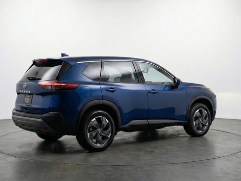 Used 2025 Nissan Rogue SV FWD image 9