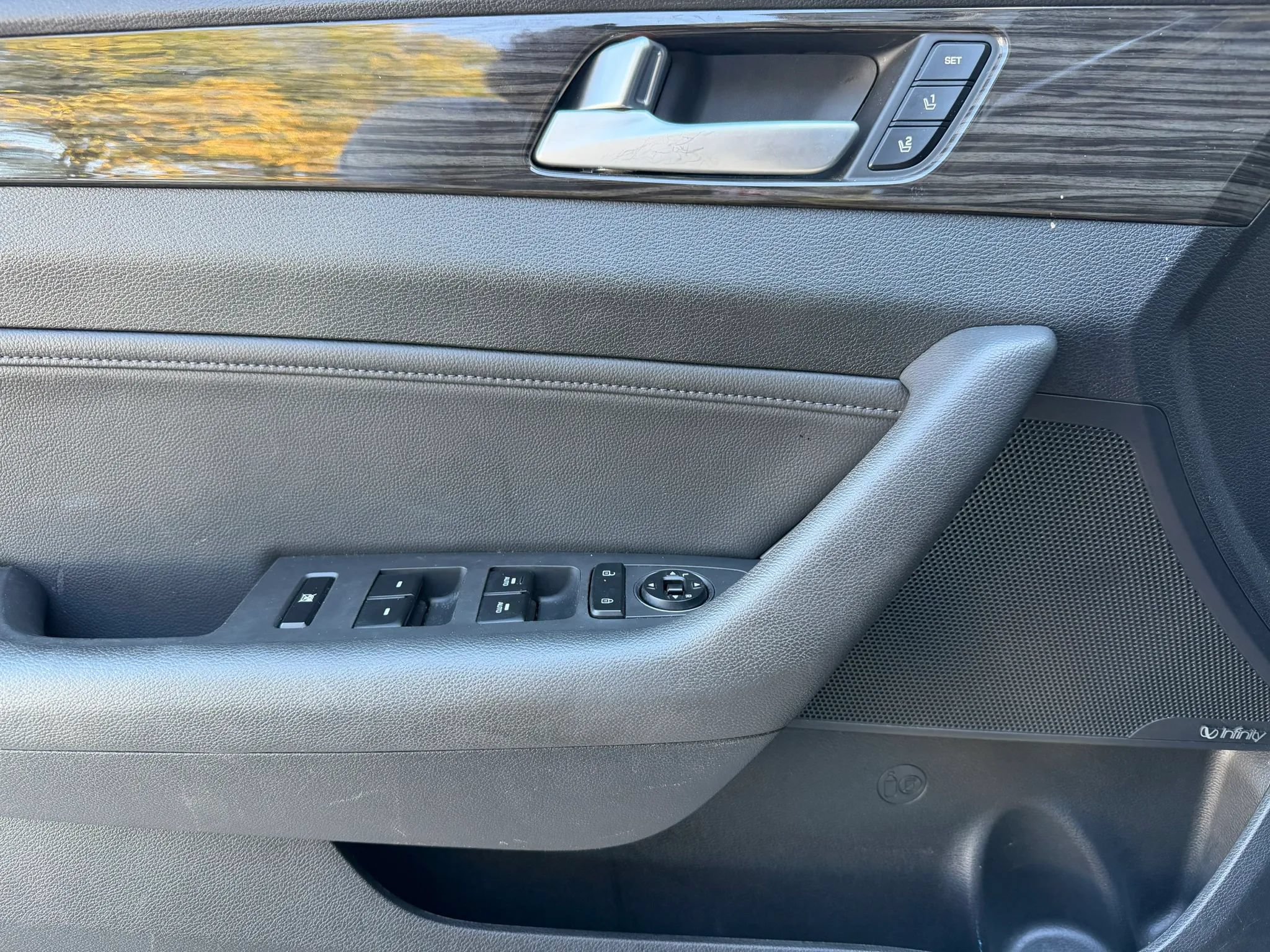 Used 2015 Hyundai Sonata Limited w/ Option Group 06 FWD image 9