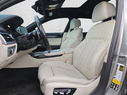 Used 2022 BMW 750i xDrive w/ M Sport Package image 11