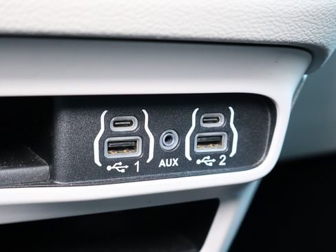 Used 2024 Chrysler Pacifica Touring-L FWD image 21