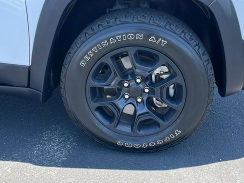 Used 2022 Jeep Cherokee Trailhawk w/ Premium Leather Package AWD/4WD image 9