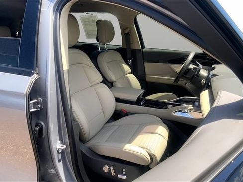 Used 2025 Lincoln Nautilus Reserve AWD/4WD image 7