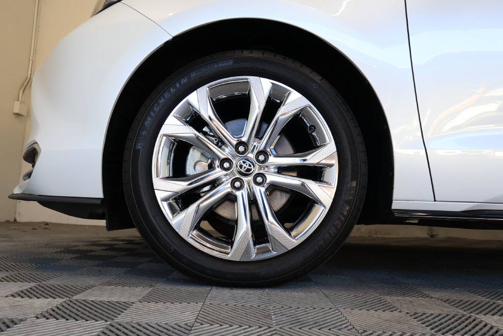 Used 2024 Toyota Sienna Platinum FWD image 9