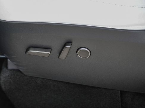 Used 2024 Tesla Model Y Long Range RWD image 19