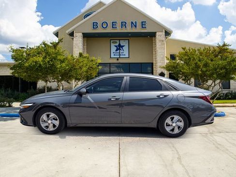 Used 2025 Hyundai Elantra SE FWD image 2