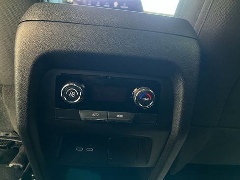 Used 2025 Chevrolet Traverse LT image 22