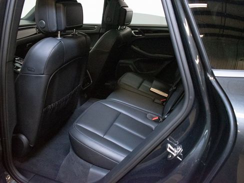 Certified 2025 Porsche Macan image 21