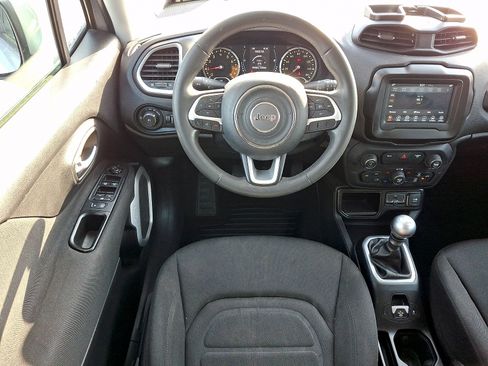 Used 2018 Jeep Renegade Latitude FWD image 9
