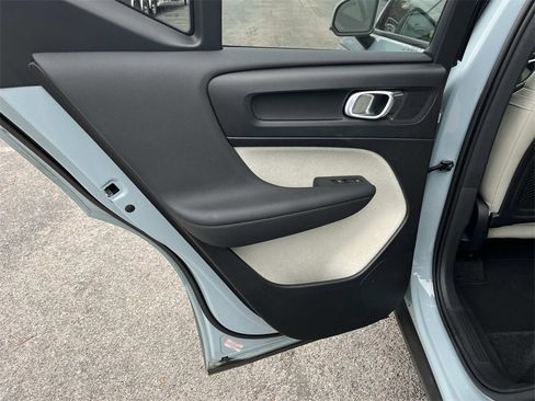 Used 2019 Volvo XC40 T4 Momentum image 17