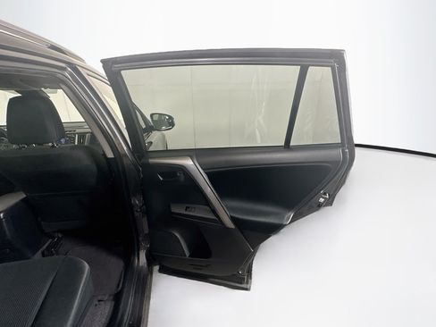 Used 2018 Toyota RAV4 LE FWD image 27