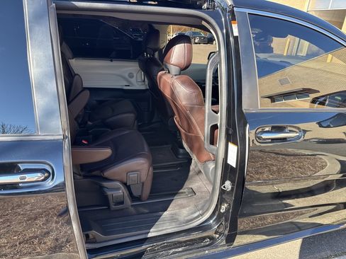 Used 2022 Toyota Sienna Platinum image 14