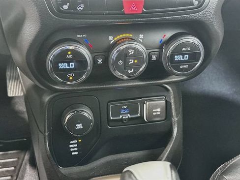 Used 2015 Jeep Renegade Limited w/ Safety & Security Group I AWD/4WD image 28