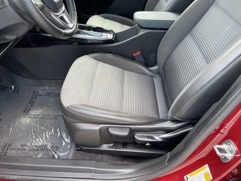 Used 2025 Chevrolet Trax LT w/ LT Convenience Package image 8