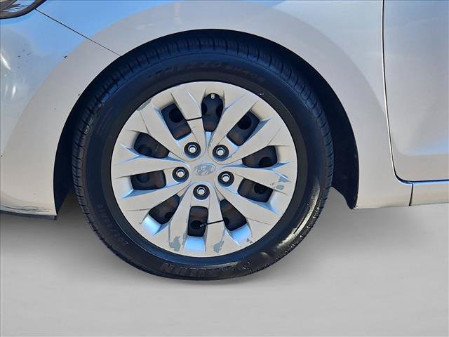 Used 2017 Hyundai Elantra GT FWD image 13