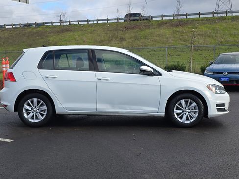 Used 2017 Volkswagen Golf S image 2