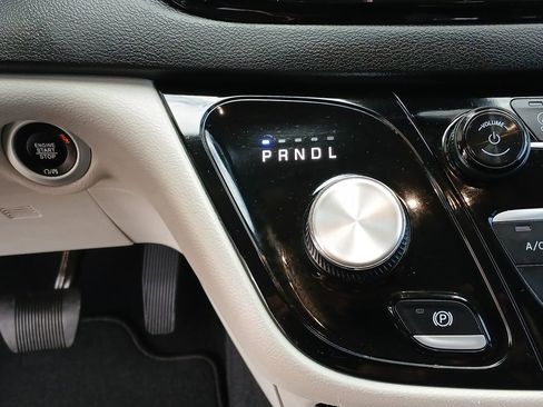 Used 2024 Chrysler Pacifica Touring-L image 16