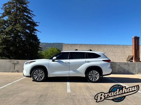 Used 2023 Toyota Highlander Platinum AWD/4WD image 4