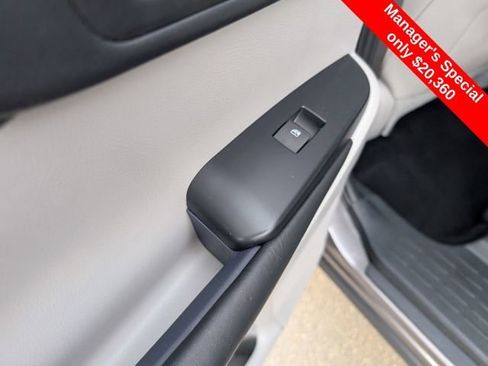 Used 2019 Toyota Highlander XLE image 11