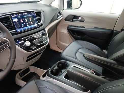 Used 2024 Chrysler Pacifica Touring-L image 24