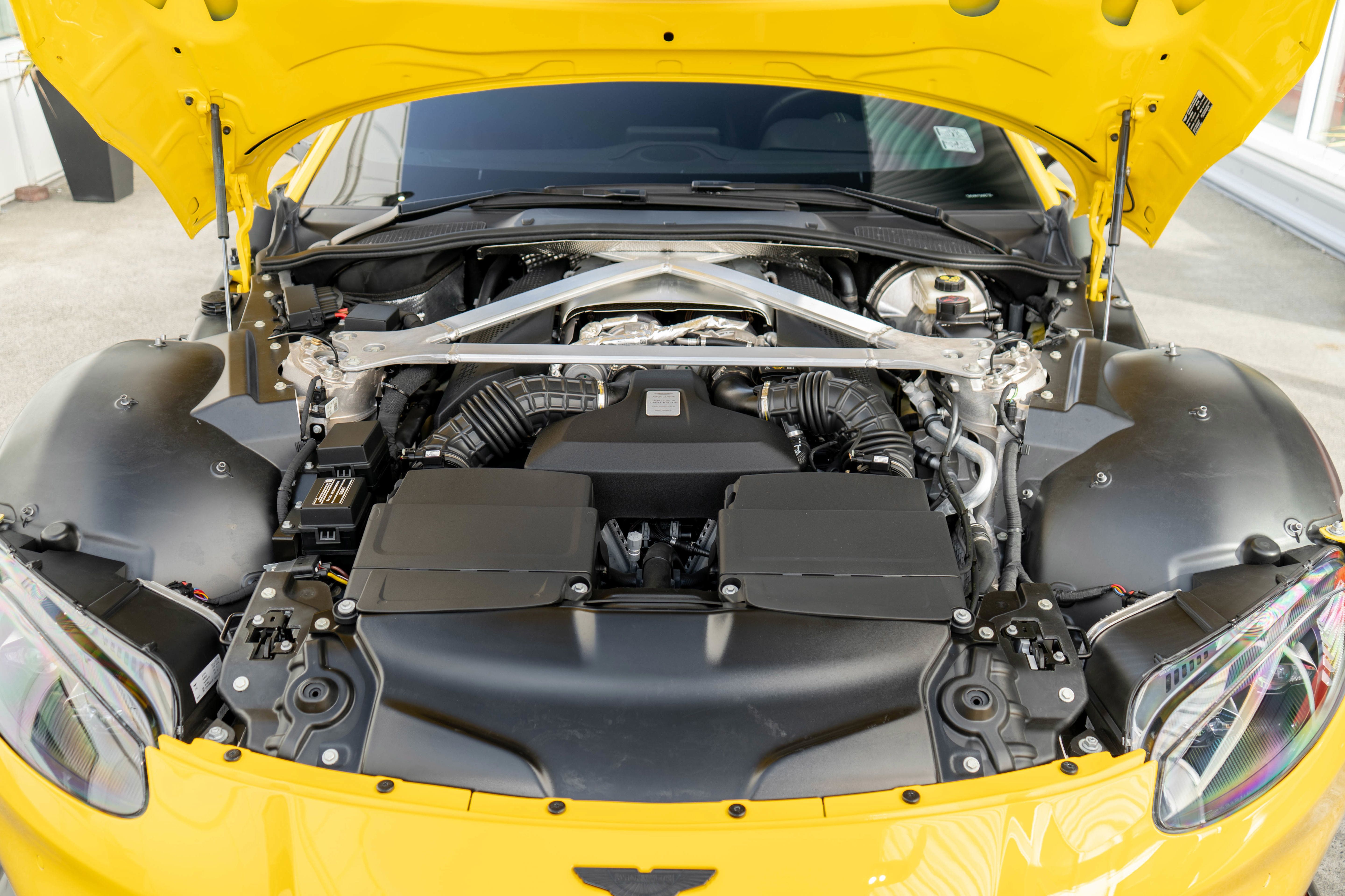 Used 2023 Aston Martin V8 Vantage Coupe RWD image 28