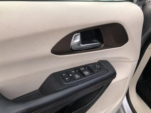 Used 2018 Chrysler Pacifica Touring-L image 14