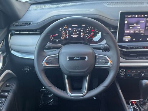 Used 2025 Jeep Compass Limited image 28