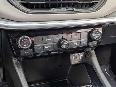 Used 2025 Jeep Compass Limited AWD/4WD image 17