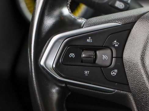 Used 2024 Chevrolet Trax LT w/ Sunroof Package FWD image 13