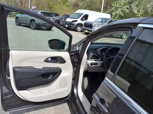 Used 2023 Chrysler Pacifica Touring-L FWD image 15