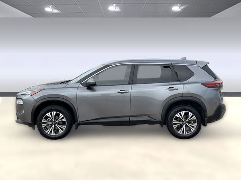 Used 2023 Nissan Rogue SV image 2