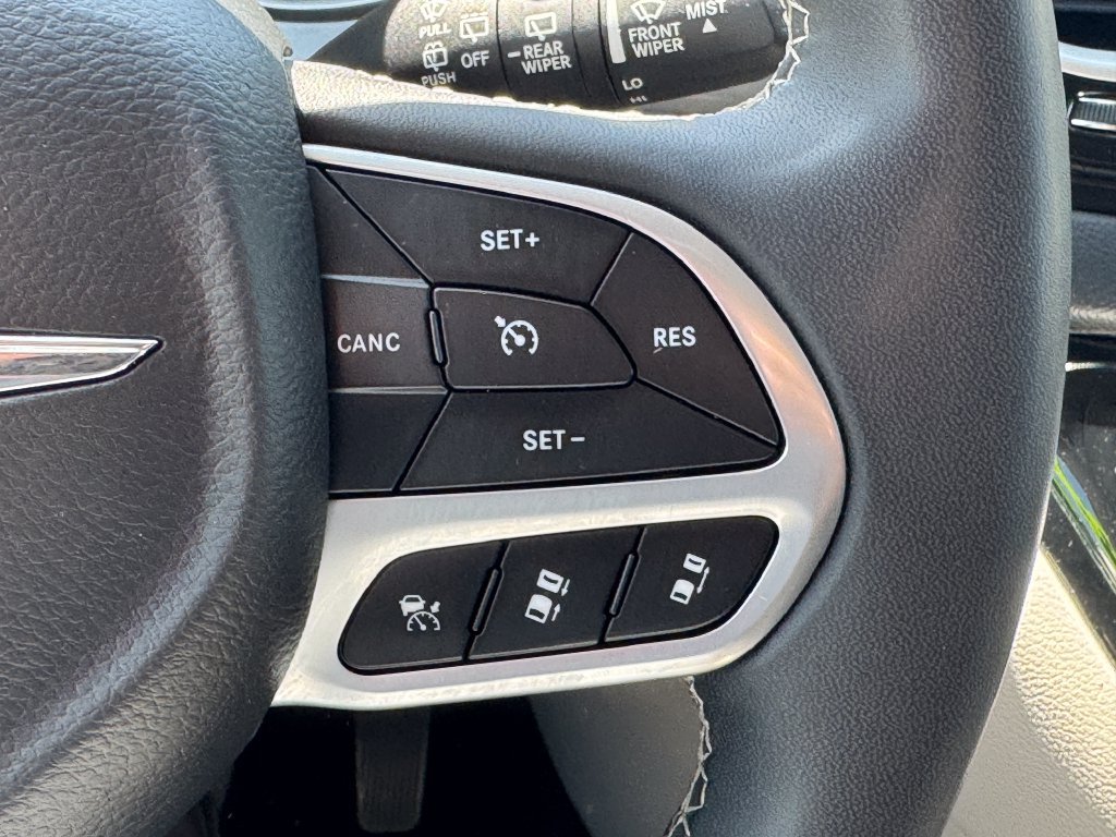 Used 2023 Chrysler Pacifica Touring-L FWD image 29