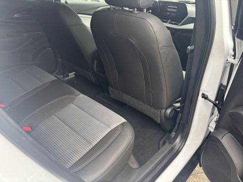 Used 2025 Chevrolet Trax LT FWD image 39