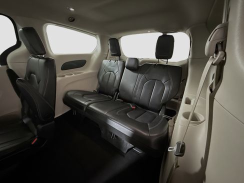 Used 2023 Chrysler Pacifica Touring-L image 42
