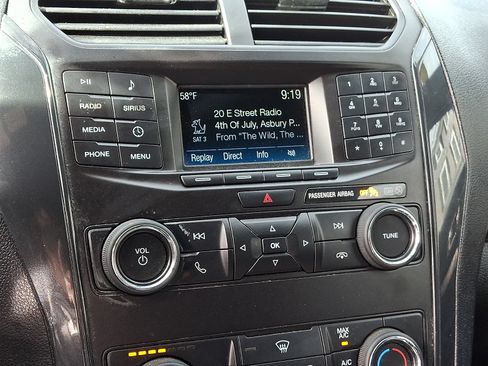 Used 2019 Ford Explorer XLT AWD/4WD image 18