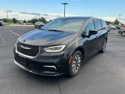 Used 2023 Chrysler Pacifica Touring-L FWD image 7