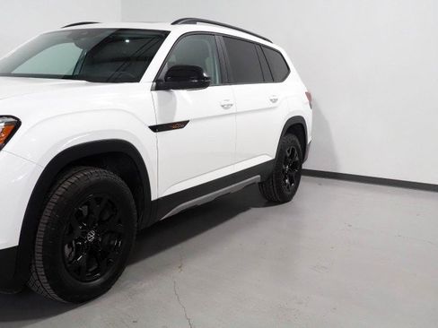Used 2025 Volkswagen Atlas Peak Edition image 48