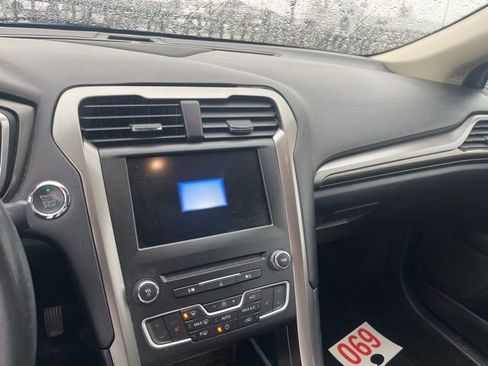 Used 2017 Ford Fusion SE w/ Fusion SE Technology Package image 14