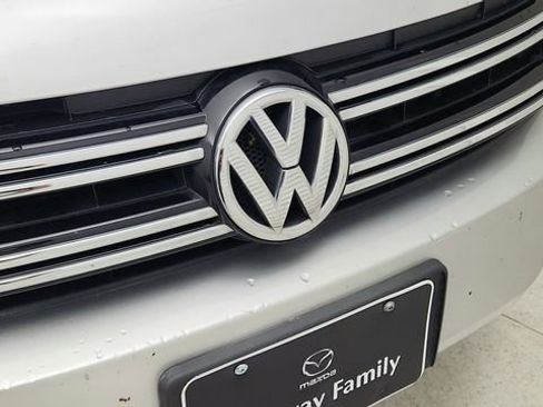 Used 2017 Volkswagen Tiguan Sport FWD image 12