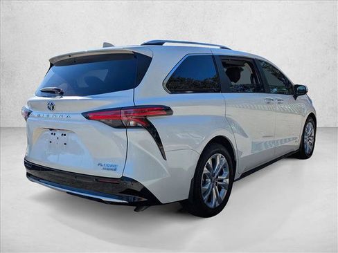 Used 2021 Toyota Sienna Platinum image 5