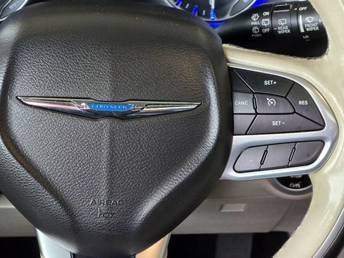 Used 2020 Chrysler Pacifica Limited FWD image 17