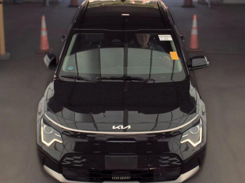 Certified 2023 Kia Niro Wind w/ Wind Preserve Package FWD image 3