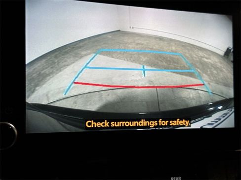 Used 2023 Toyota Highlander LE image 15