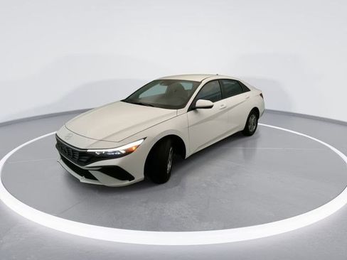 Certified 2026 Hyundai Elantra SE FWD image 2