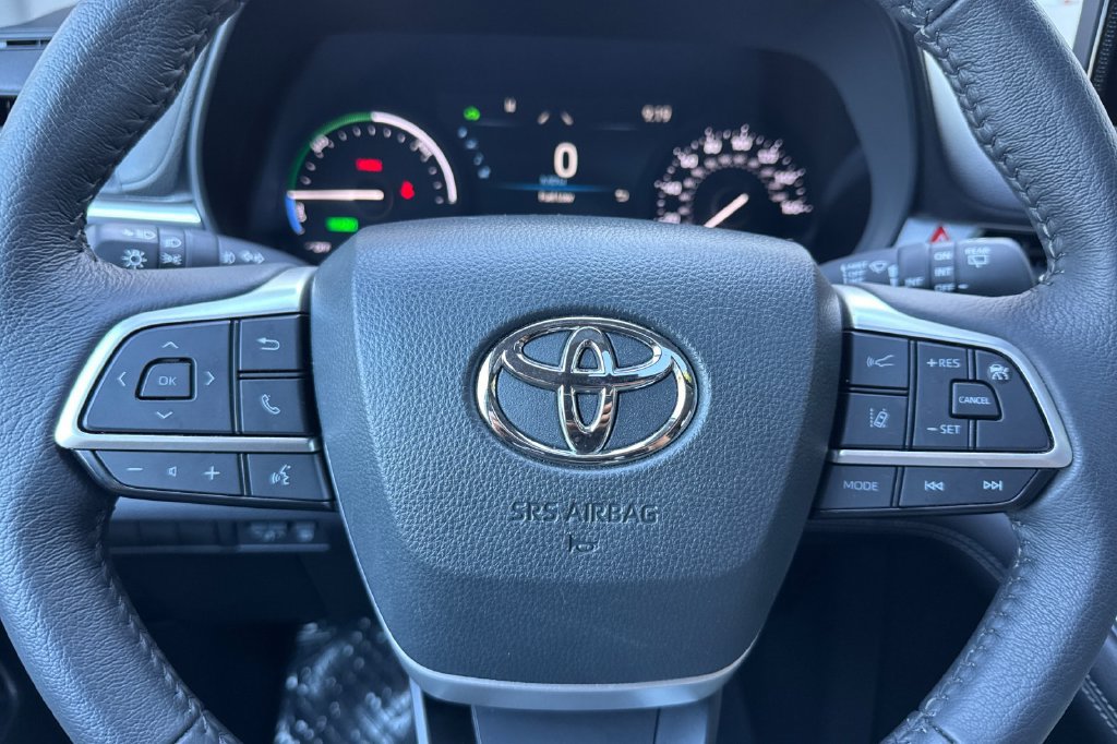 Certified 2025 Toyota Sienna XLE FWD image 23