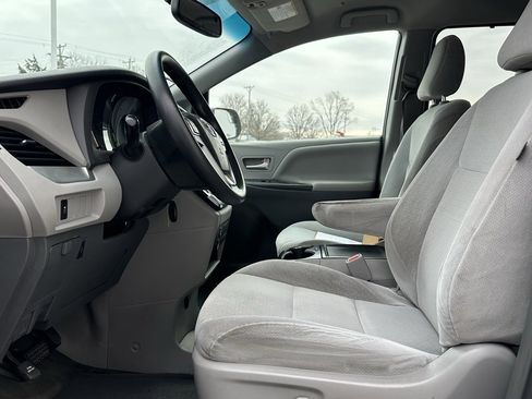 Used 2015 Toyota Sienna LE image 9