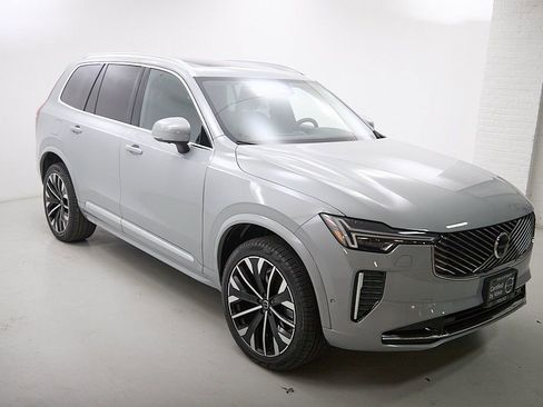 Used 2025 Volvo XC90 B6 Plus image 4