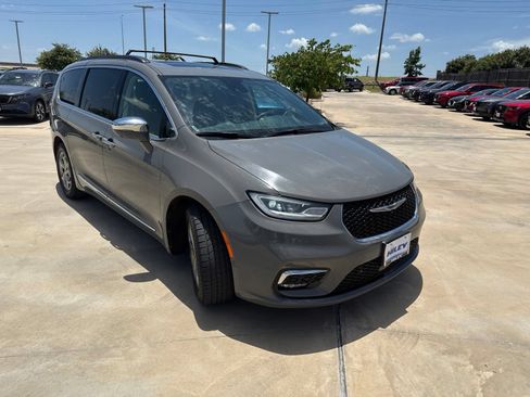 Used 2022 Chrysler Pacifica Limited FWD image 3