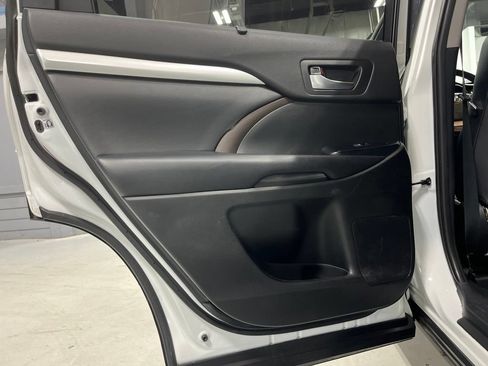 Used 2019 Toyota Highlander XLE AWD/4WD image 32
