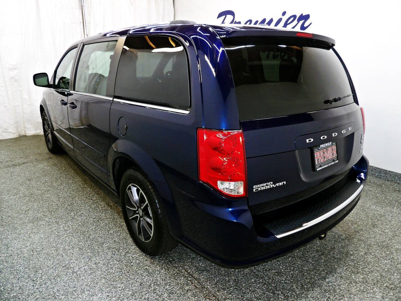 Used 2017 Dodge Grand Caravan SXT FWD image 4