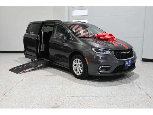 Used 2022 Chrysler Pacifica Touring-L FWD image 2